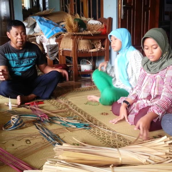 Belajar Kerajinan Menganyam Bambu
