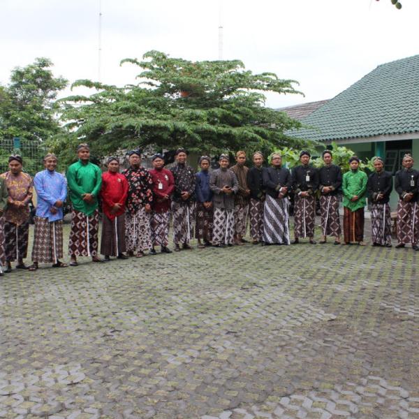 Hari jadi sleman busana jawa bersama guru