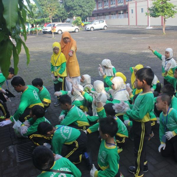 Kegiatan Menanam Cabai di Polybag Kelas 3