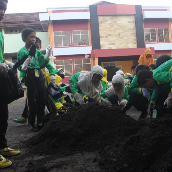 Kegiatan Menanam Cabai di Polybag Kelas 3