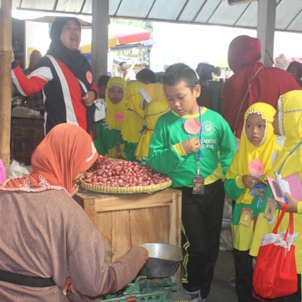 OUTBOND KELAS 1 DI PASAR DAN KASONGAN 2015