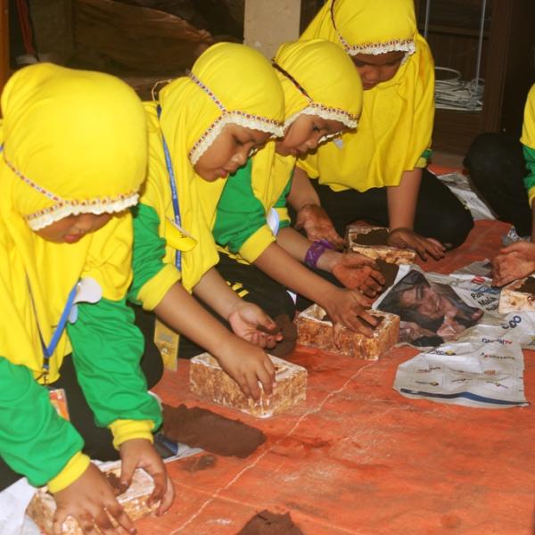 OUTBOND KELAS 2 GERABAH KASONGAN 2015