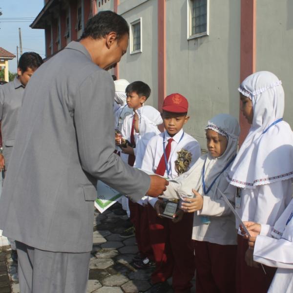 PRESTASI SENIN UPACARA FEB 2015