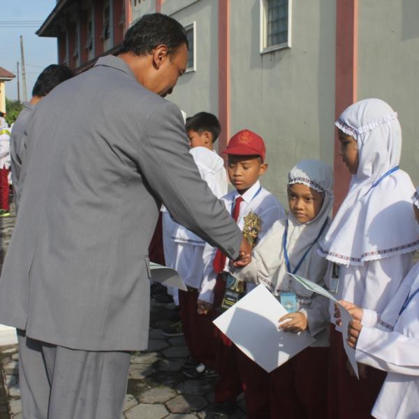 PRESTASI SENIN UPACARA FEB 2015