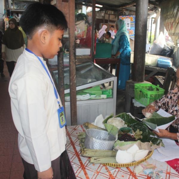 Pembelajaran di Pasar Condongcatur Kelas 3A