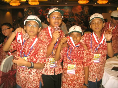 imso-2006-with-medal