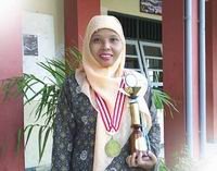 20081225110146@Ibu_Sulasmi_SPd_Juara_I_Nasional_Lomba_Kreativitas_Guru_2006