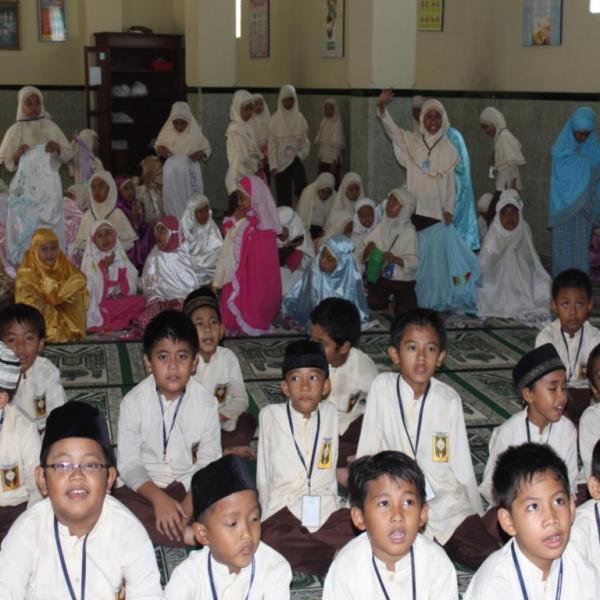 sholat-berjamaah-anak