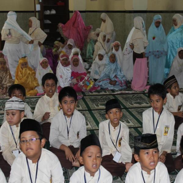 sholat-berjamaah-anak