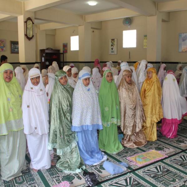 sholat-berjamaah-anak