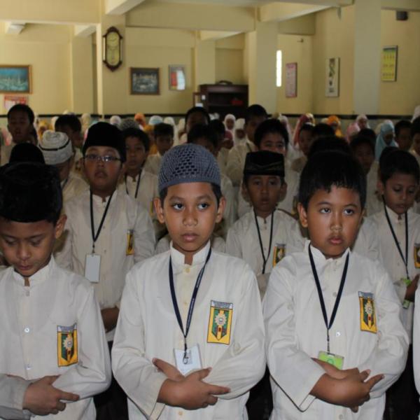 sholat-berjamaah-anak