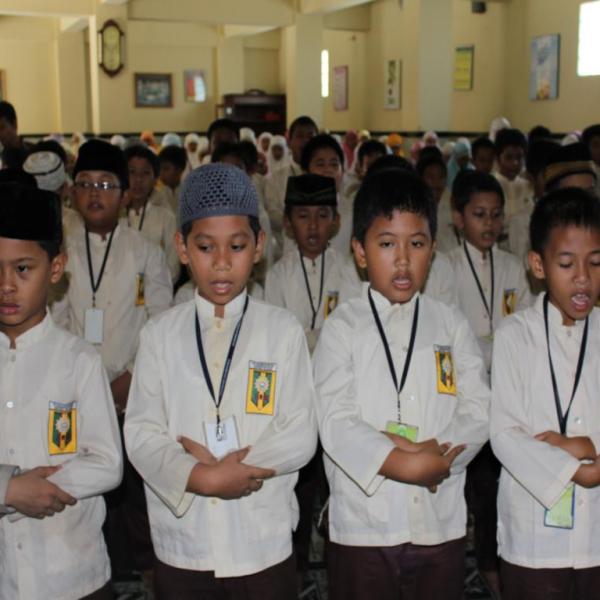 sholat-berjamaah-anak