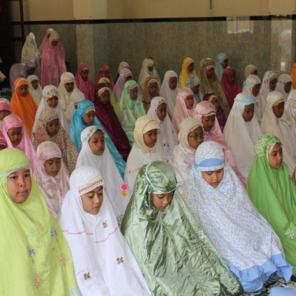 sholat-berjamaah-anak